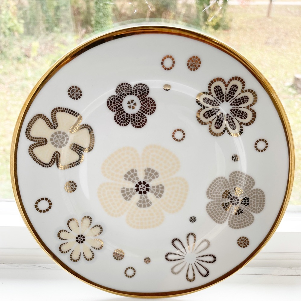 Wynn casino decorative plate with stand